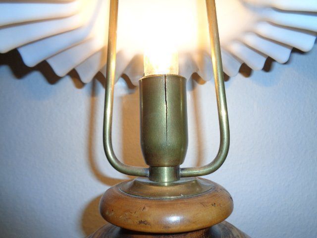 Lampade: Tischleuchte aus Glas und Holz – Usato da Zürich venduto da Paykan 5