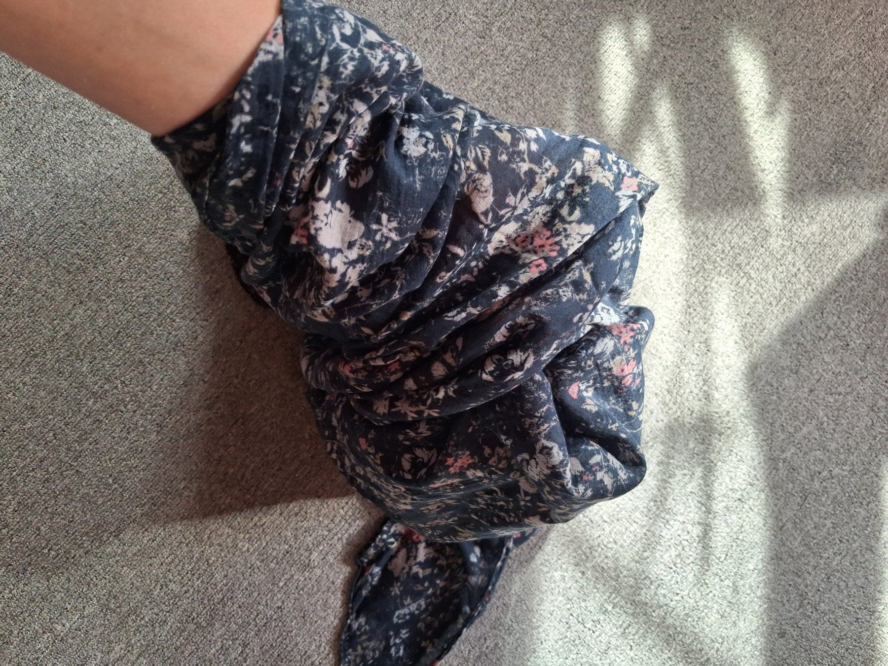 Foulards & écharpes: Tuch Blumenmuster dunkelblau leicht, Baumwolle – Neuf avec emballage d'origine à Wald ZH par e8e 4