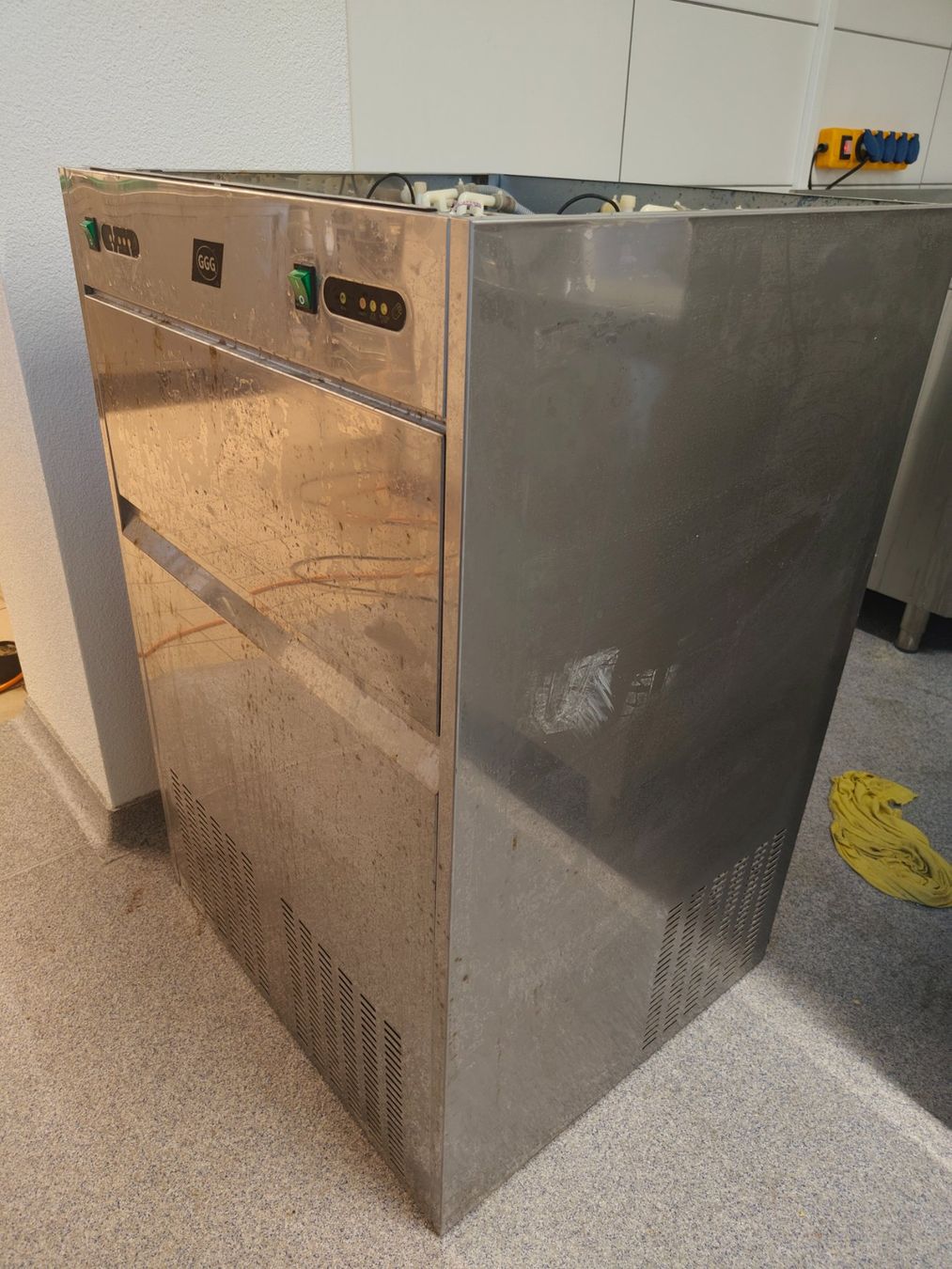 Appareils de cuisine: Eiswürfelmaschine Eisbereiter Grosse Version – D'occasion à Merenschwand par Kafor77