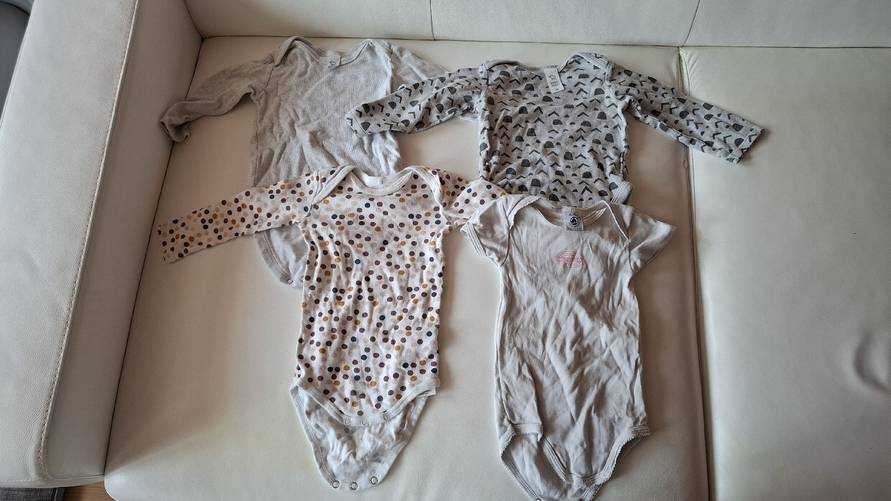 Lotti di vestiti: Kinderkleiderpaket Grösse 80, neutrale Farben – Usato da Beromünster venduto da Schildi1988 1