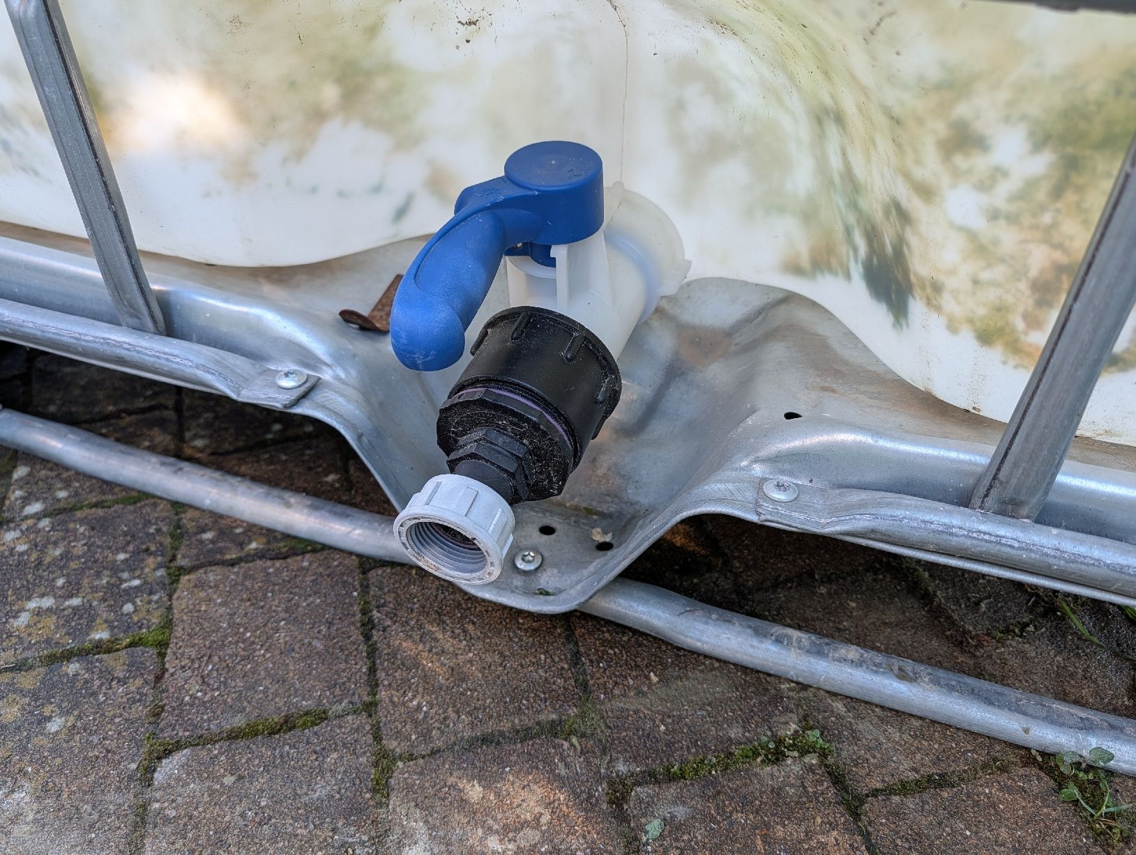 Abbeveratoi e trogoli: IBC Container 1000L Wassertank Gartenbewässerung – Usato da Sonterswil venduto da wabengasse 2