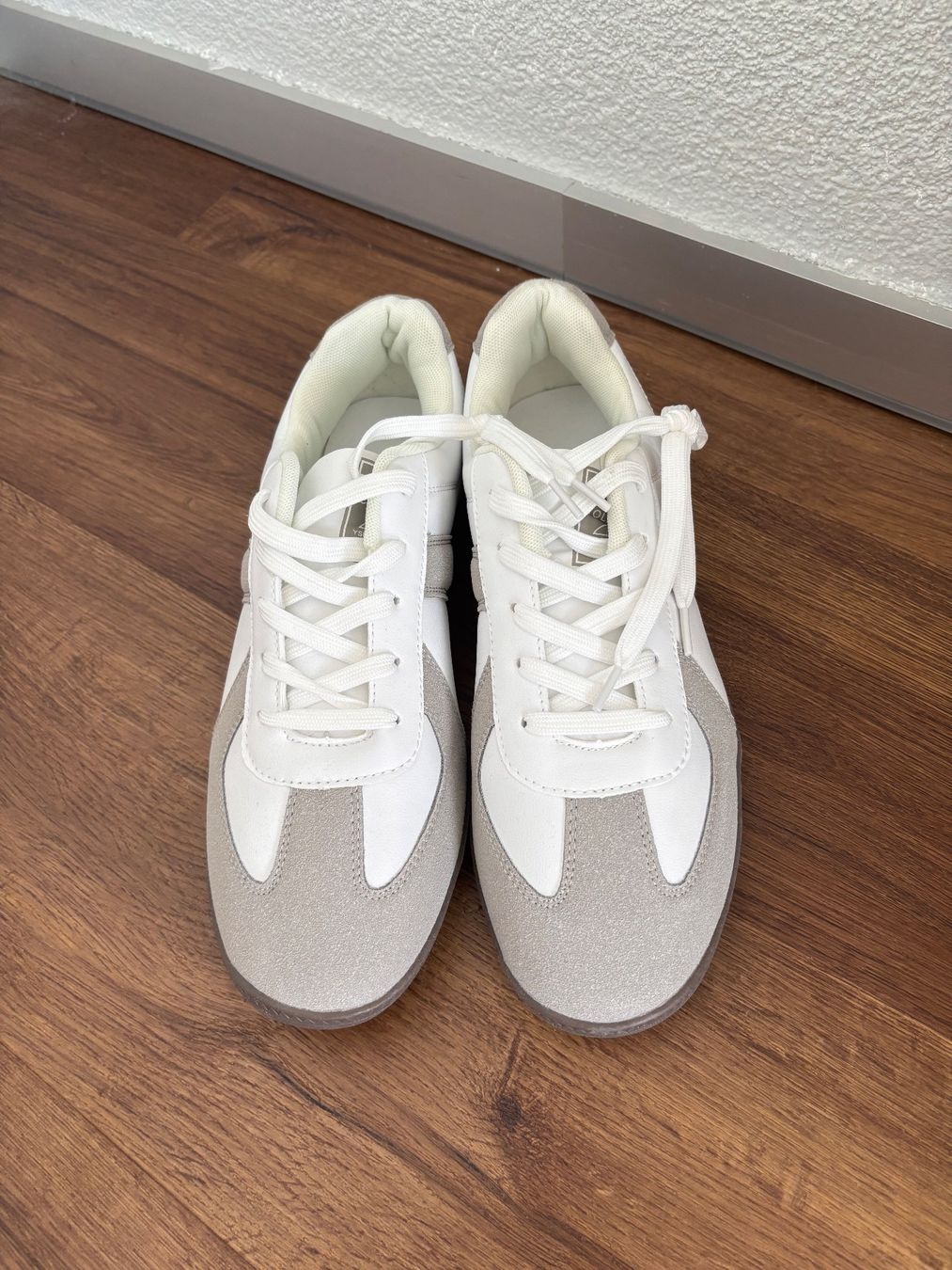 Scarpe da uomo: Sneakers Weiss Grau Grösse 45 – Nuovo (secondo la descrizione) da Effretikon venduto da Jana_K