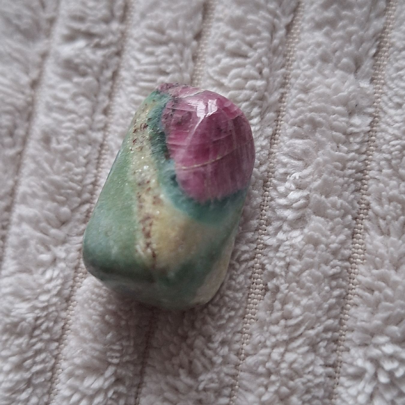Edelsteine: Rubin Fuchsit Handschmeichler – Gebraucht aus Aeugstertal von firefly33