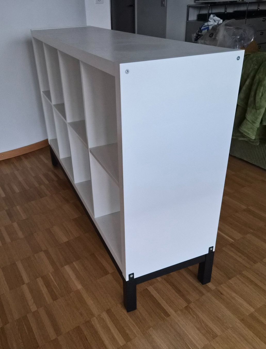 Scaffali: KALLAX Étagère avec support, blanc/noir – Usato da Lausanne venduto da FMDW 4