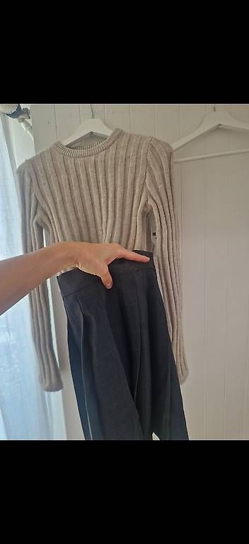 Lots de vêtements: Jupe und Pullover – D'occasion à Liestal par loo_bh95 2
