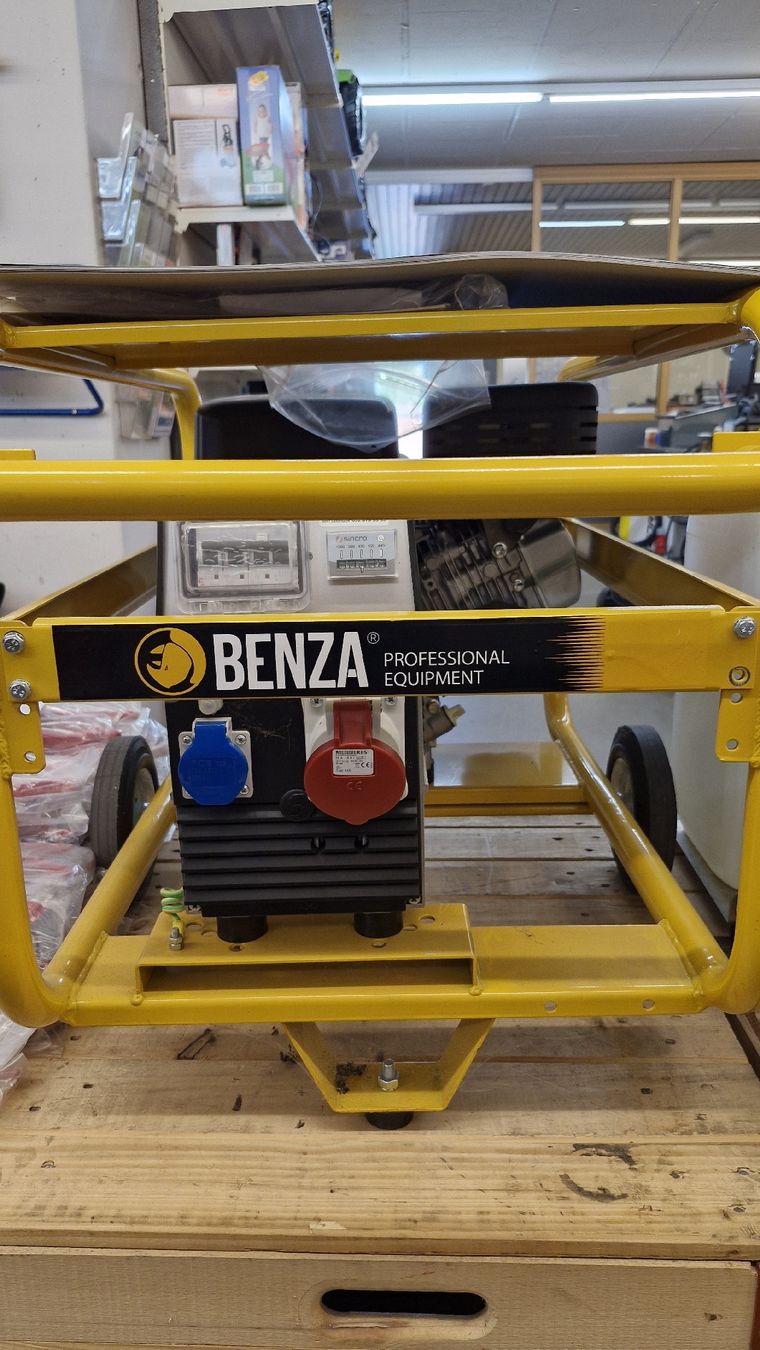 Generatori di corrente: Benzin Generator – Nuovo (secondo la descrizione) da Leuzigen venduto da Huski701 1