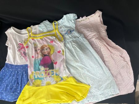 4 Kleidchen Grösse 104