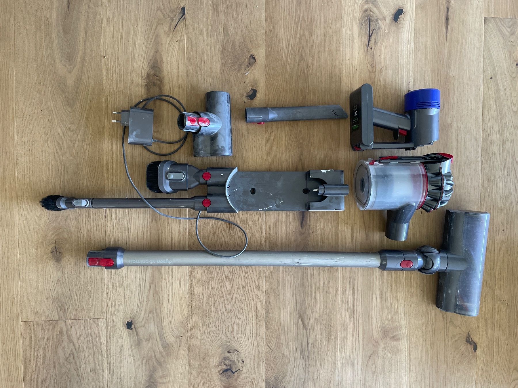 Dyson Staubsauger & Zubehör: Dyson V8 Animal+ DEFEKT – Defekt aus Männedorf von