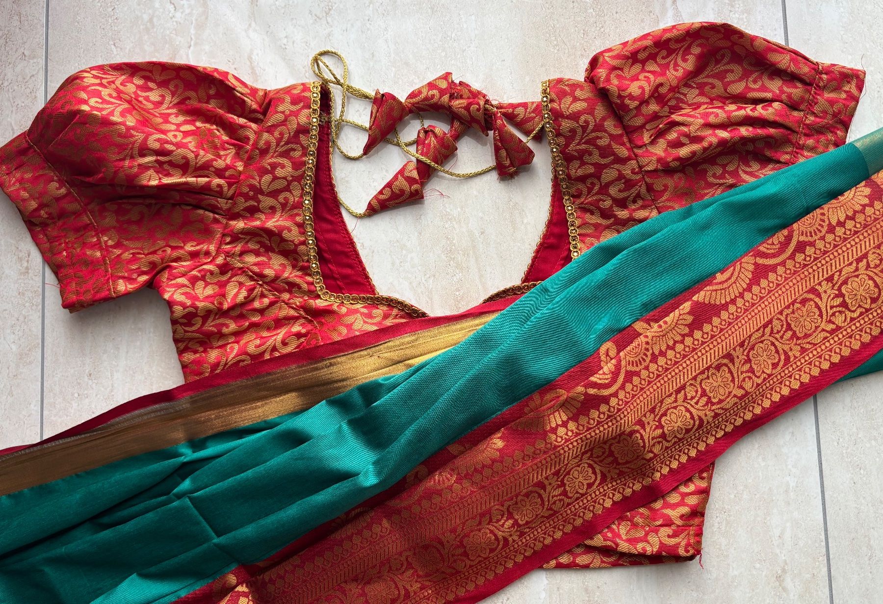 Vestiti: indischer/tamilischer Sari, grün/rot – Nuovo (secondo la descrizione) da Wichtrach venduto da Alyasahana