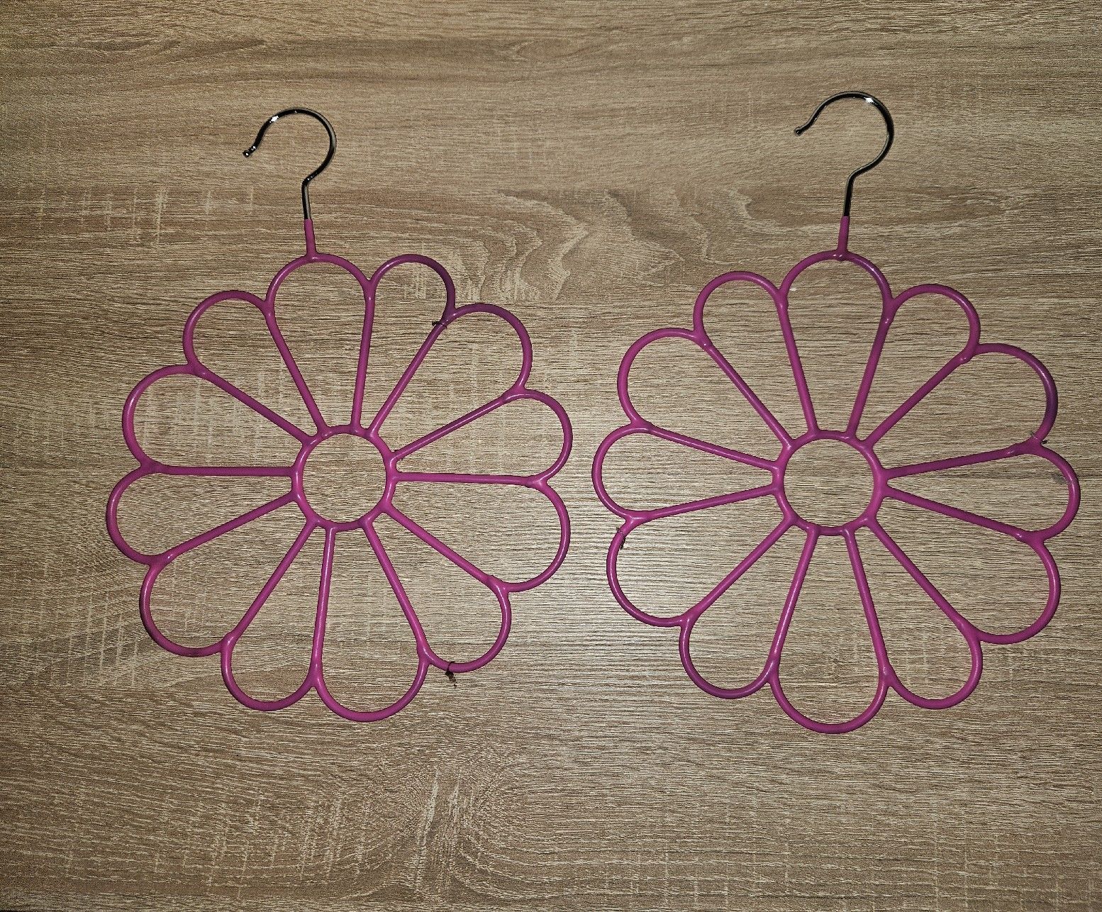 Appendiabiti: 2er Set: Blumige Schalkleiderbügel – Usato da Ebikon venduto da SecondChance_byM