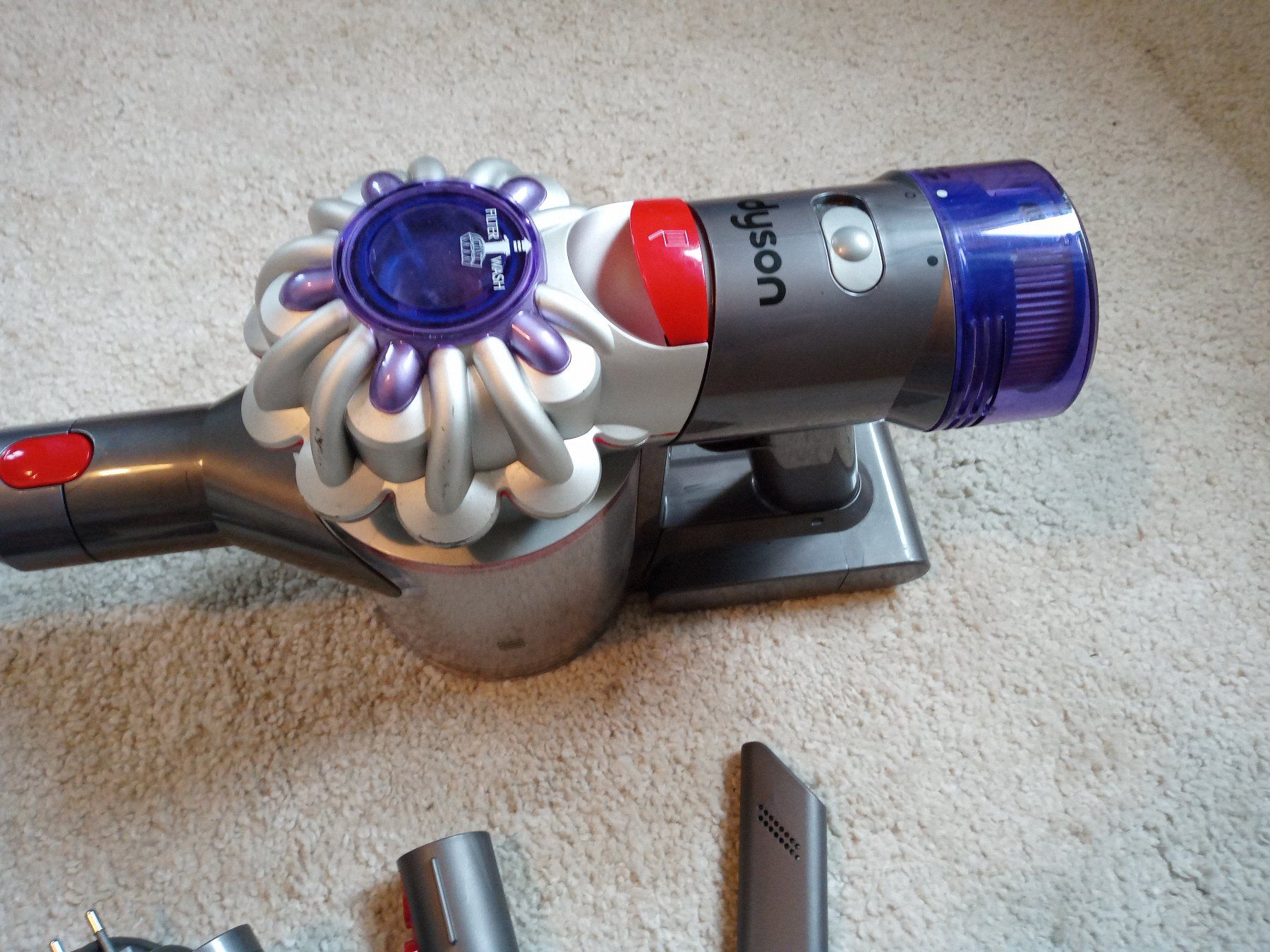 Dyson Staubsauger & Zubehör: Handstaubsauger Dyson V8 – Gebraucht aus Prez-vers-Siviriez von Monija70 1