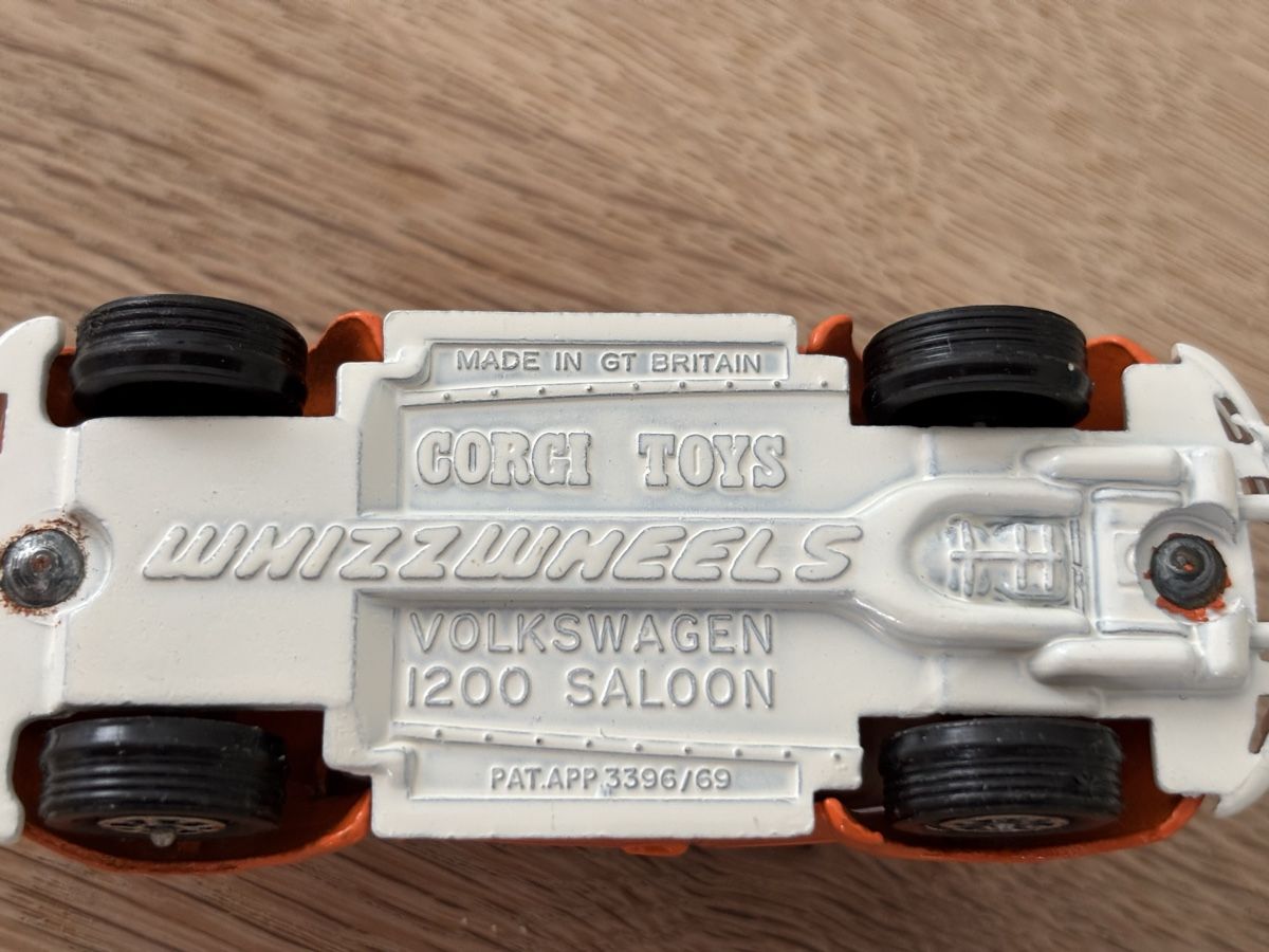 Volkswagen Modellini d'auto: 1 VW Käfer**1:43**Corgi Toys** – Usato da Volketswil venduto da Car6 6