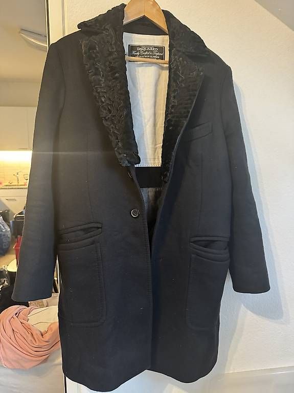 Mäntel: Dsquared Mantel kurz mit Pelzkragen  – Gebraucht aus Basel von ninenintynine