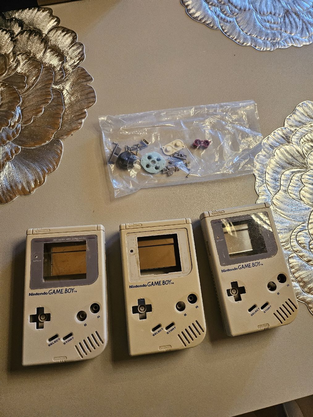 Nintendo Konsolen: Original Gameboy Cases Ersatzteile  – Defekt aus St. Gallen von Cocos_Ricardo