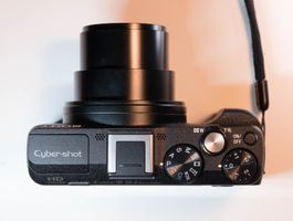 Sony DSC-HX60V Digitalkamera / 30-facher optischer