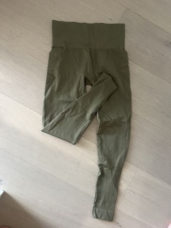 Set Active Leggings Grösse S in Khaki - Top Zustand!