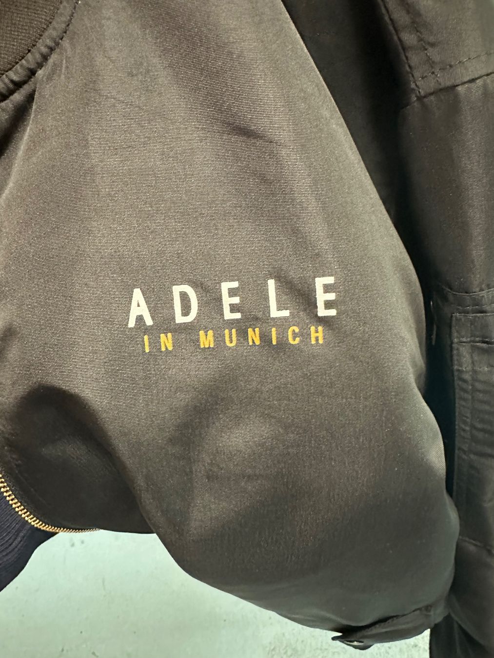 Giacche: 2x Adele VIP Bomber Jacket in Munich size L (2x) – Nuovo (secondo la descrizione) da Hünenberg See venduto da Florida1o1 1