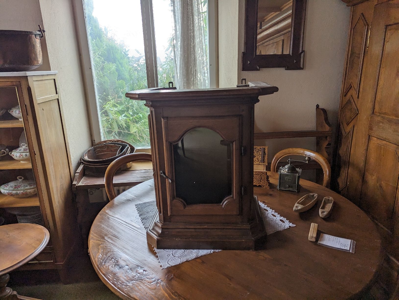Vetrine: Vitrine Nussbaum ca 1800 – Usato da Stäfa venduto da MichaelHiu