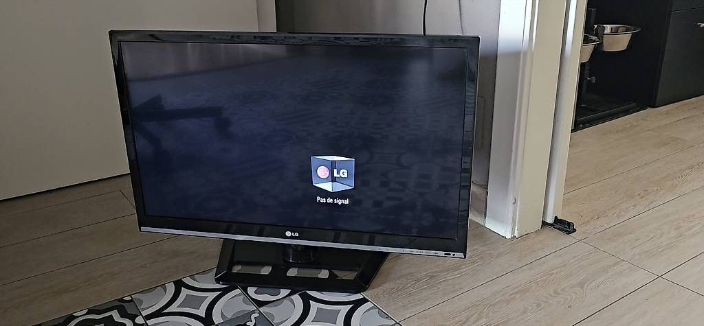 LG Televisori: TV LED LG - 32" et sa télécommande – Usato da Fribourg venduto da jua_9b9b 2