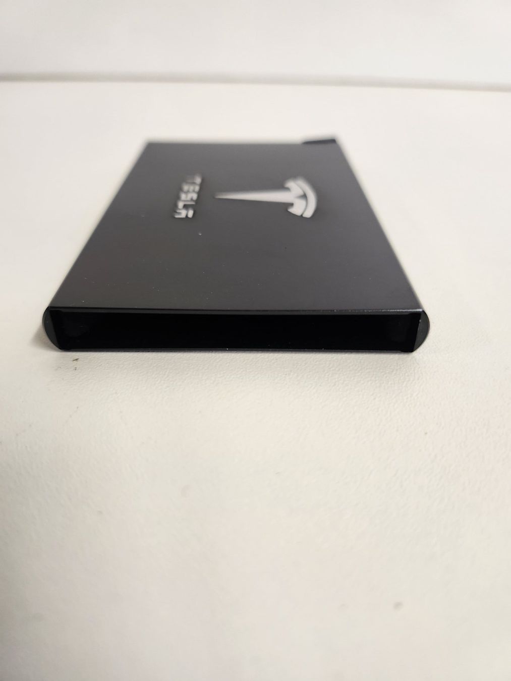 Brieftaschen: Kreditkarten Etui mit Tesla Logo – Neu und originalverpackt aus Niederurnen von Ghost.recon 2