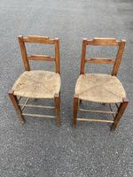 2 antike Stühle mit Sitzflächen aus Binsen-Geflecht