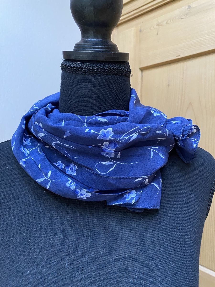 Fabric Frontline Foulard & Sciarpe: Blauer Seidenschal mit Blumenmuster - Top Zustand! – Nuovo (secondo la descrizione) da Buochs venduto da H16 3