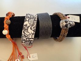 4 Armbänder verschiedenster Art, grossteils neu