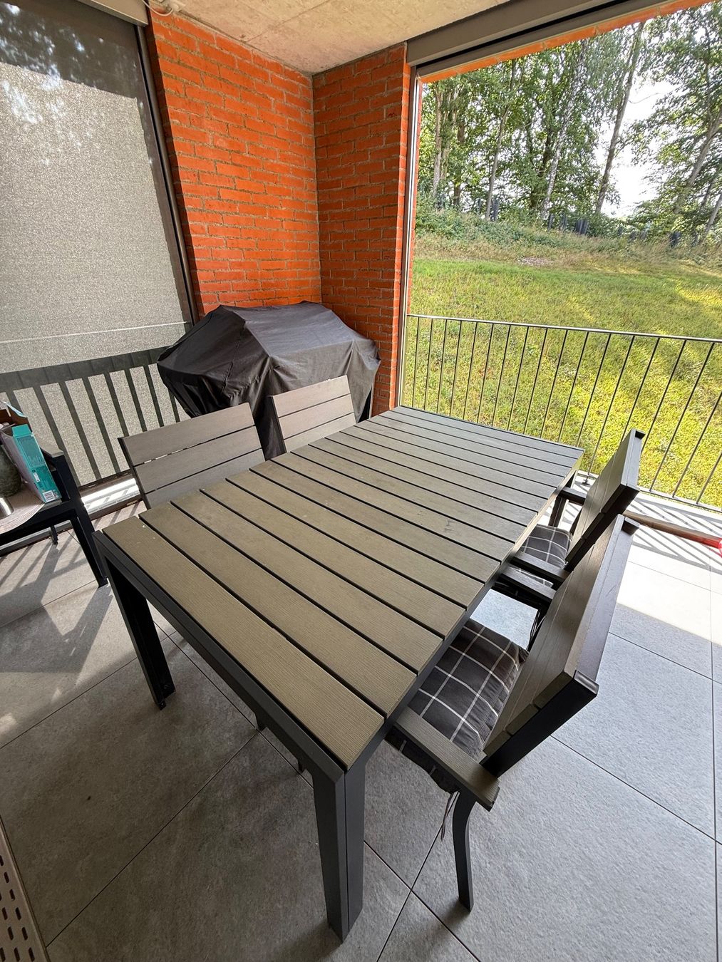 Set di tavolo e panche: Gartenmöbelset, Tisch und 6 Stühle – Usato da St. Gallen venduto da mirnes84