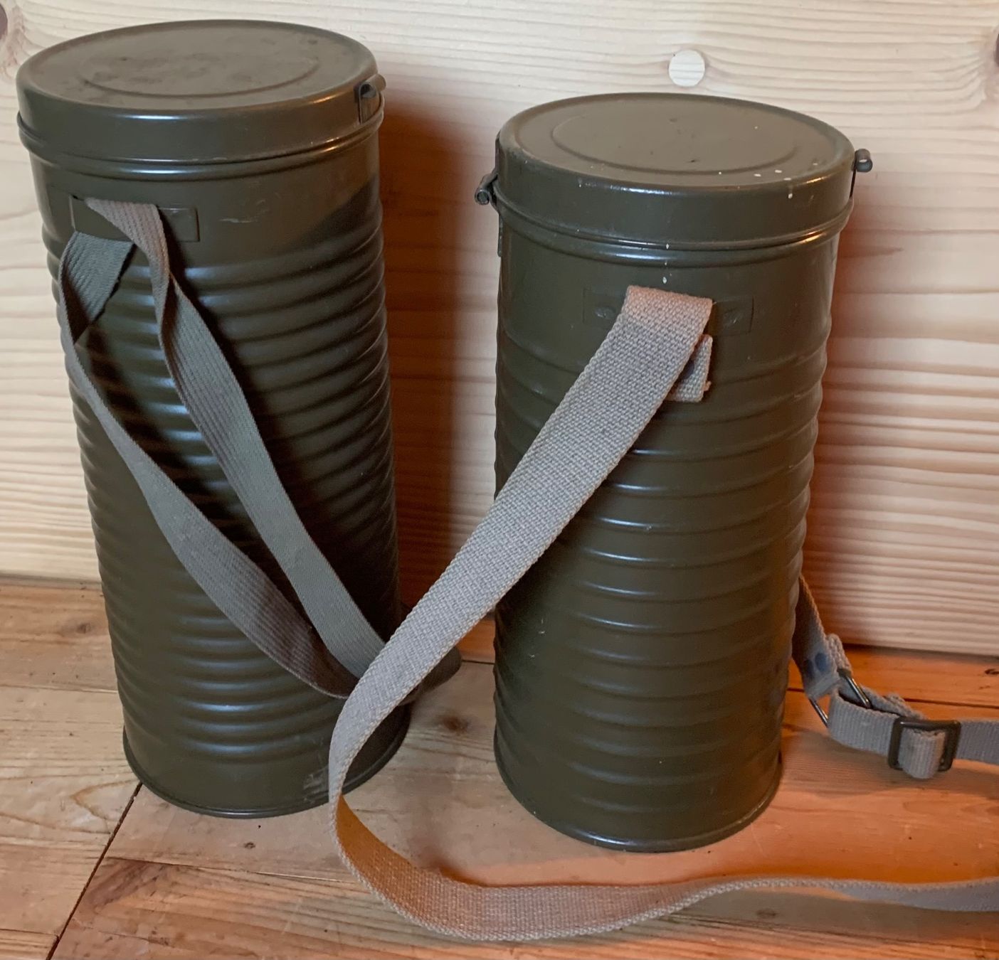 Armée suisse Sacs: 2 unterschiedliche Gasmasken-Büchsen – D'occasion à Goldingen par Bergler012 4