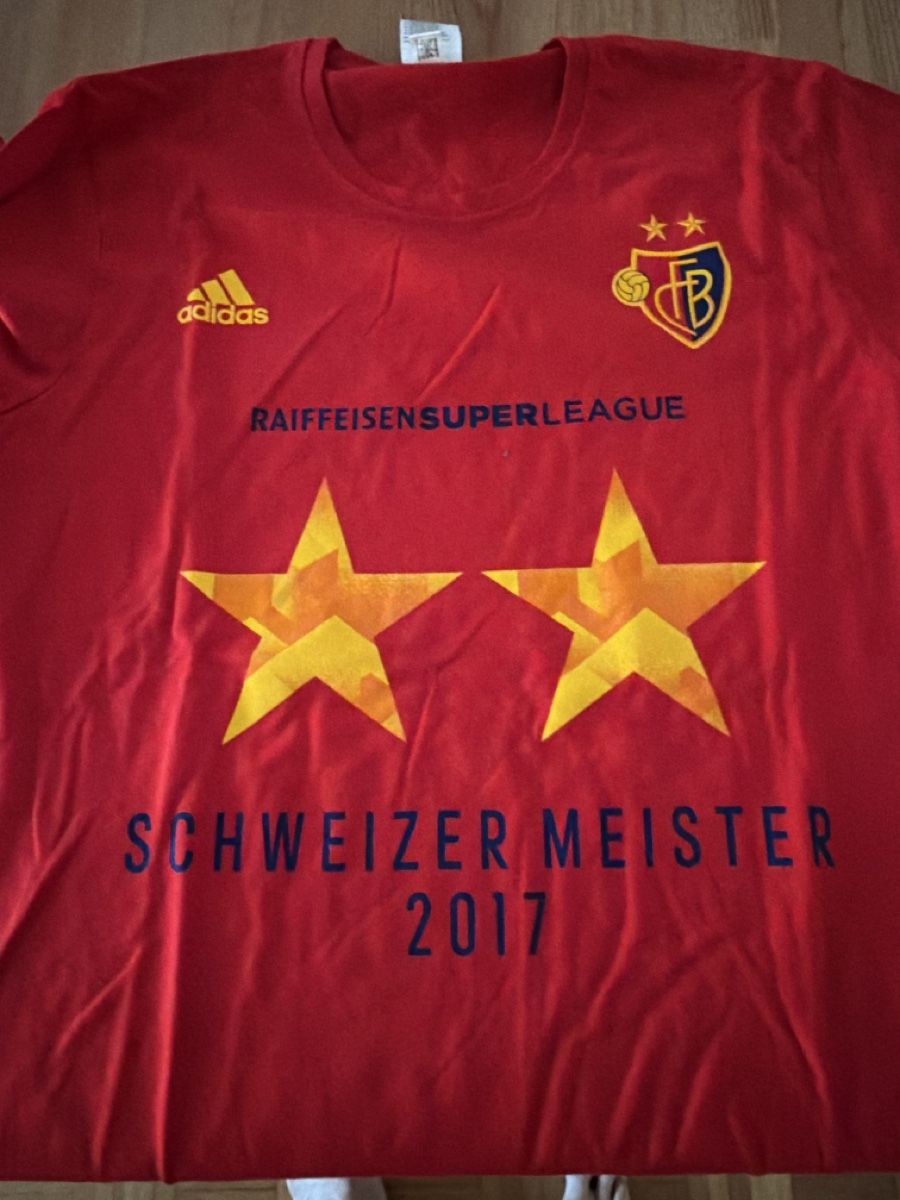 FC Bâle T-shirts: FC Basel T-Shirt Schweizer Meister 2017 Grösse M – Neuf (Voir description) à Gelterkinden par LPKAL