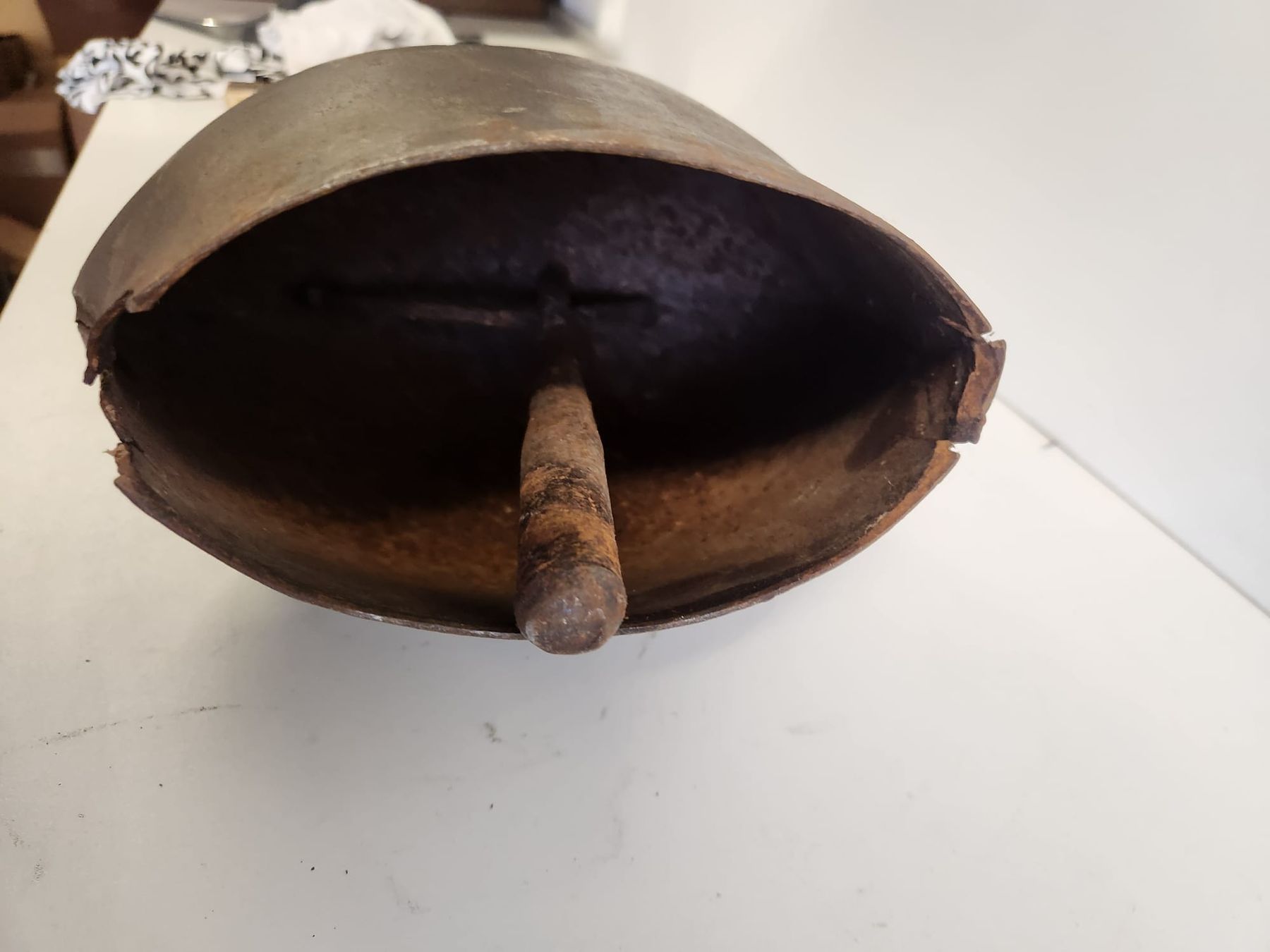 Campanacci mucche: Alte Trychelle mit Lederband (defekt) – Difettoso da Tuggen venduto da Zweitechanceboutique