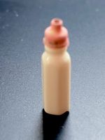 Milchflasche (Schoppen, weiss/rosa) f/Puppenstuben. NP 3.50