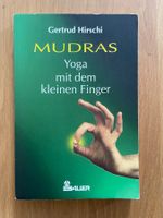 Gertrud Hirschi Madras Yoga mit dem kleinen Finger brosch.