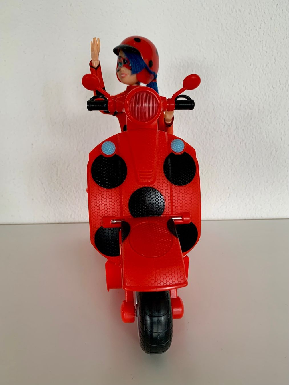 Giocattoli: Miraculous Ladybug Scooter mit Puppe – Nuovo (secondo la descrizione) da Küsnacht ZH venduto da ast_26yp 2