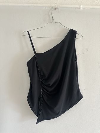 Top noir asymétrique 