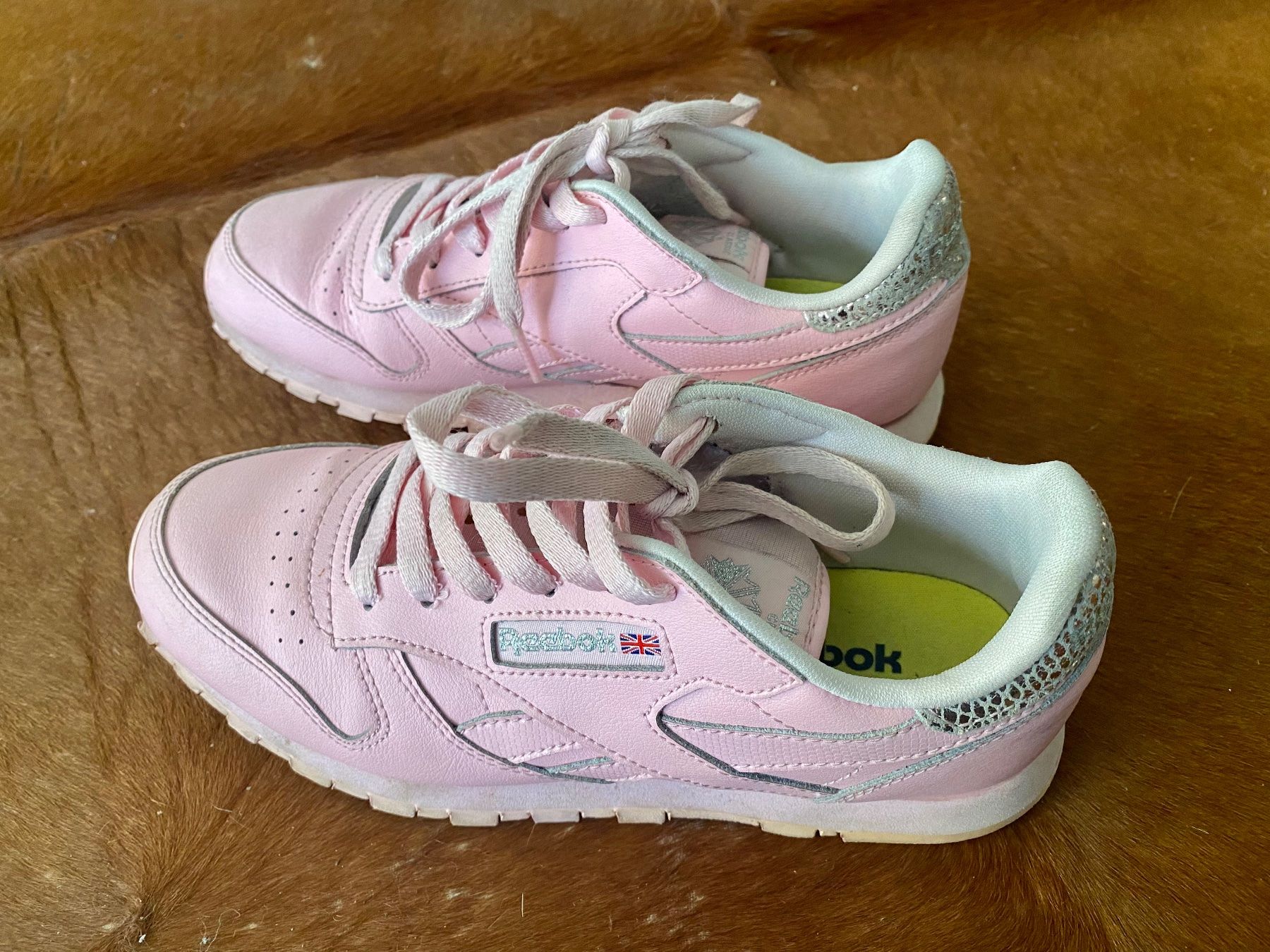 Reebok Scarpe per ragazze: Super schöne Reebok Turnschuhe Grösse 35 – Usato da Fehraltorf venduto da Marlene4 1