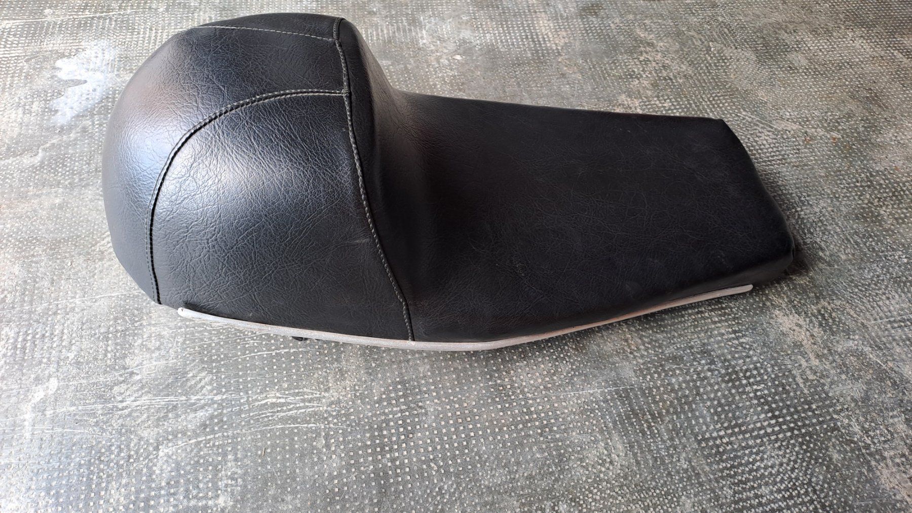 Moto Morini Tutti i ricambio per moto: selle cafe racer – Usato da La Chaux-de-Fonds venduto da modivany