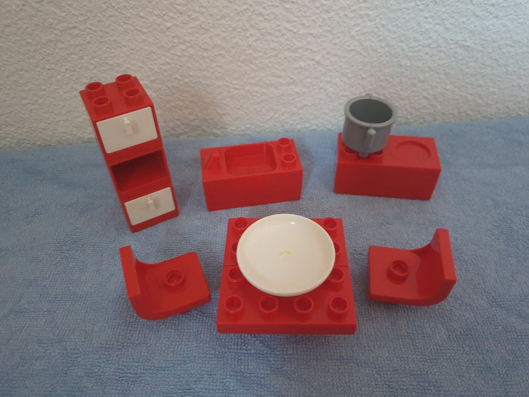 Giocattoli: E35: Lego Duplo Küche Möbel rot Set 2 – Usato da Münchwilen TG venduto da VT-Trader