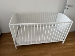Baby cot/bed with mattress and protection - good condition