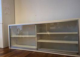 Kommode / Vitrine mit Glasschiebetüren