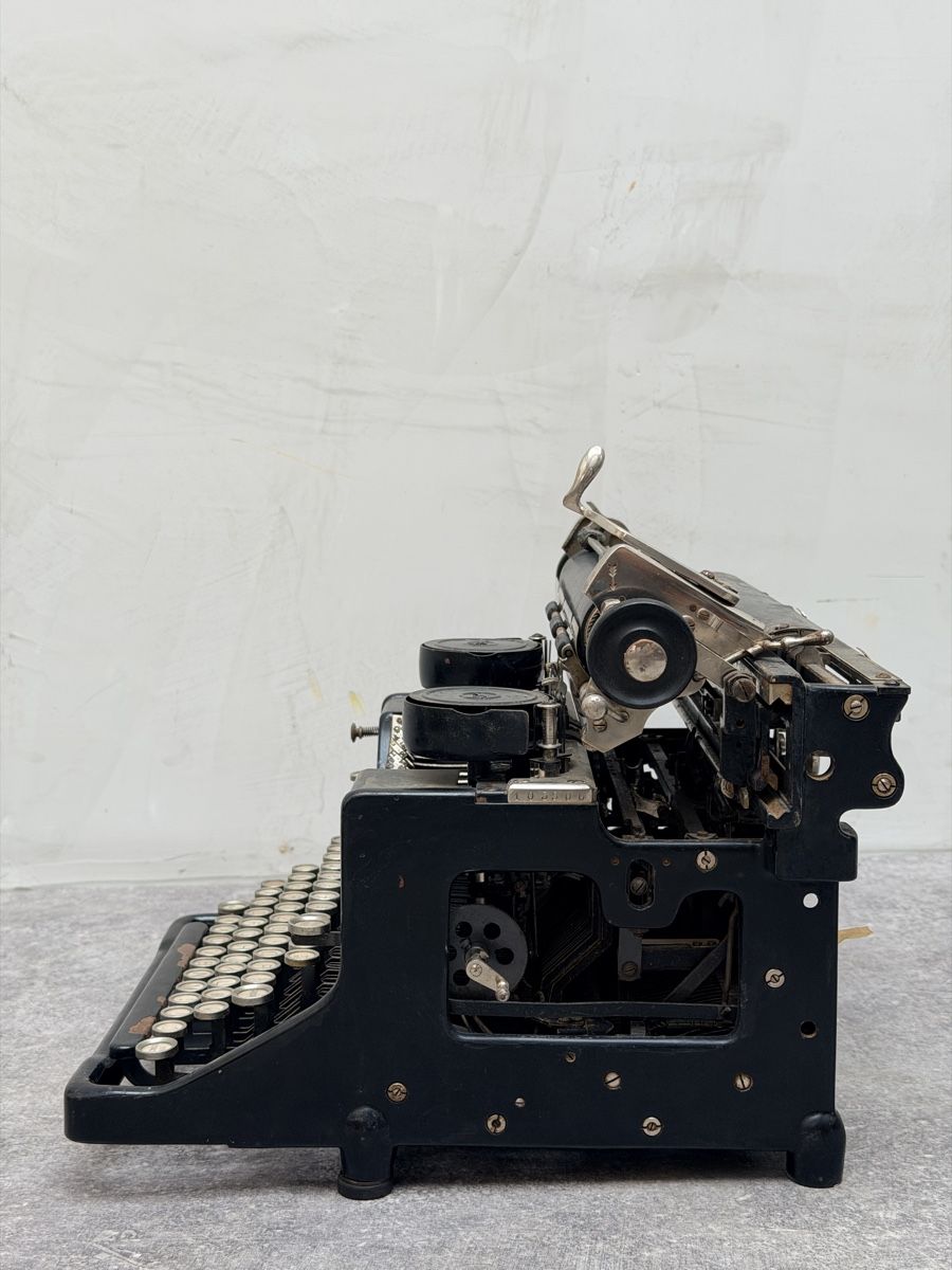 Schreibmaschinen: Machine à écrire mécanique Urania – Gebraucht aus Bulle von ABELiAM 6