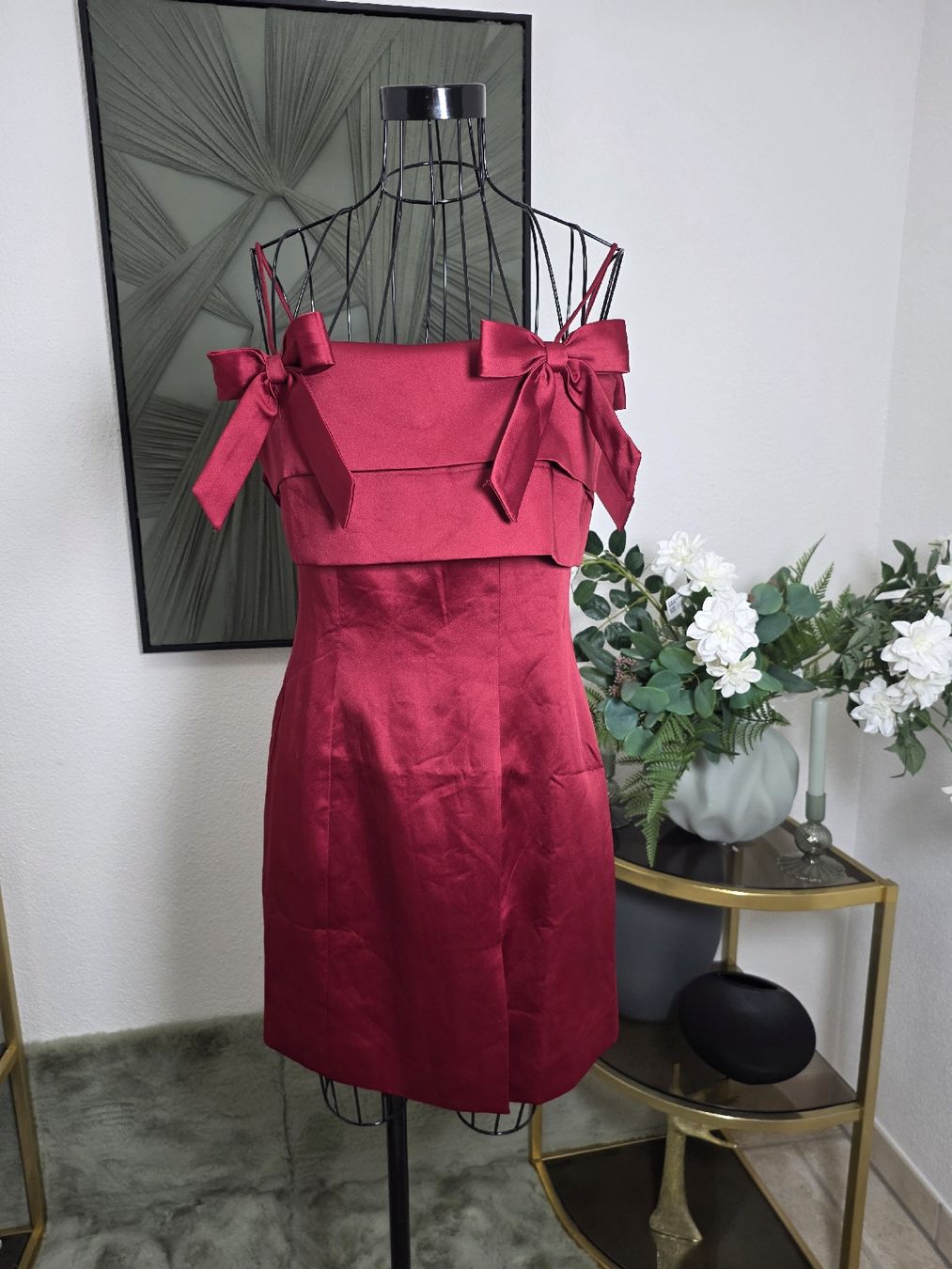 Kleider: Red Satin Mini Dress with Bows Size M – Gebraucht aus Brüttisellen von par_8zbj
