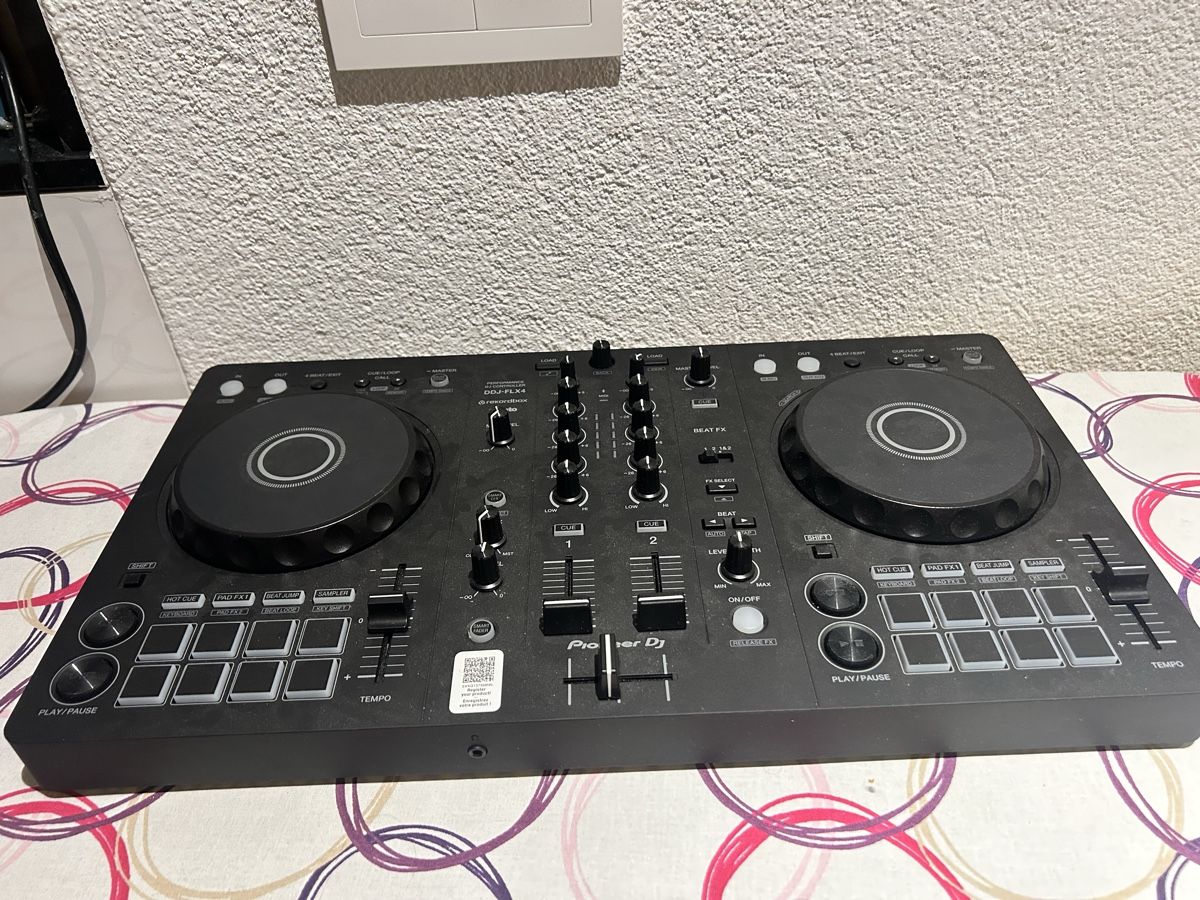 Pioneer Mischpulte: DDJ-FLX 4 + 2 free monitors  – Neu (gemäss Beschreibung) aus Basel von imadarchid 2