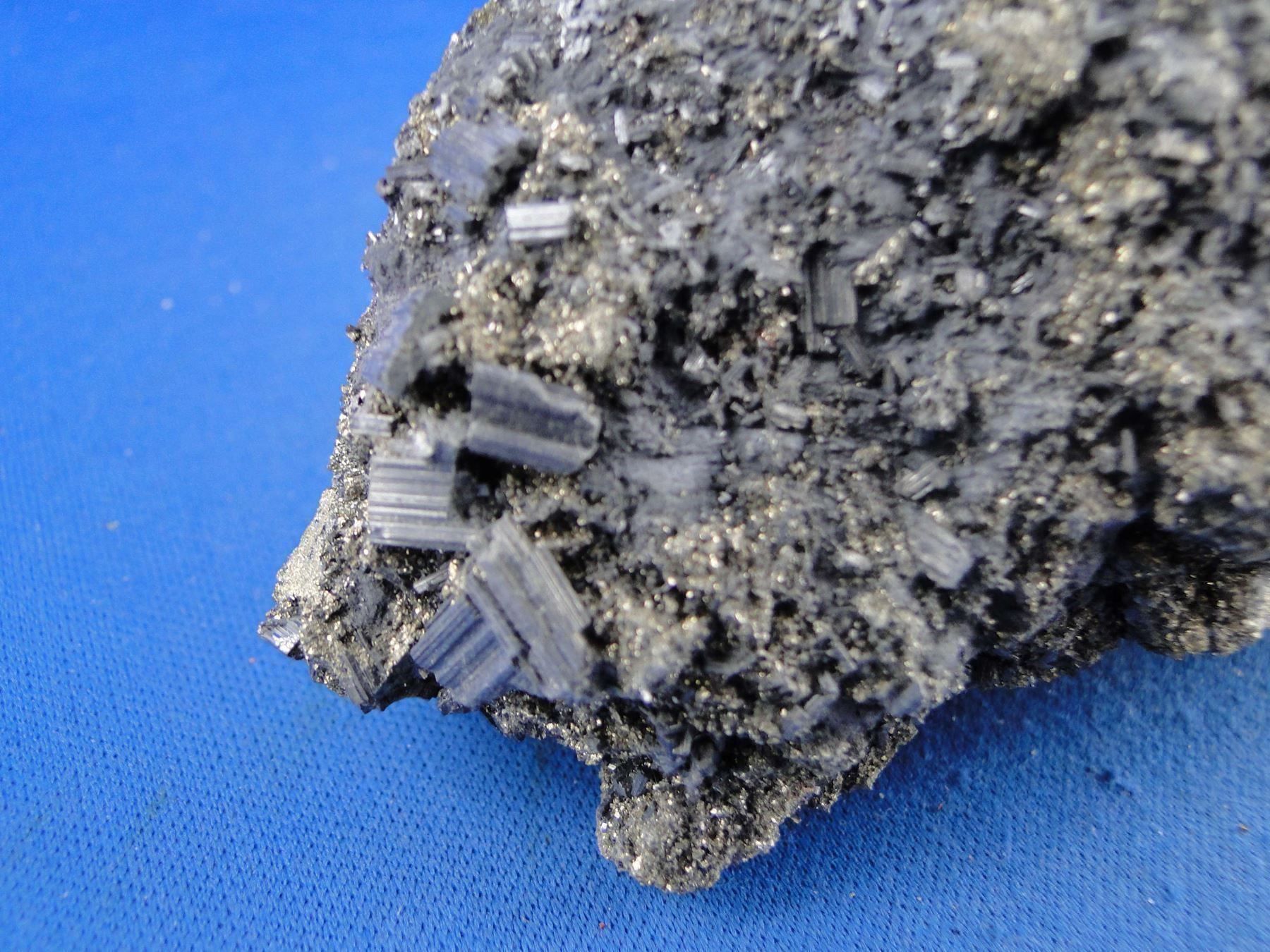 Minerali & Pietre curative: Bournonite auf Matrix mit Pyrit – Usato da Schinznach Bad venduto da Demerald 5
