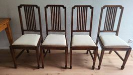 4 Holzstühle mit beigefarbenem Polstersitz