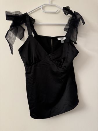 Top noir satiné avec des noeuds - Élégant et léger