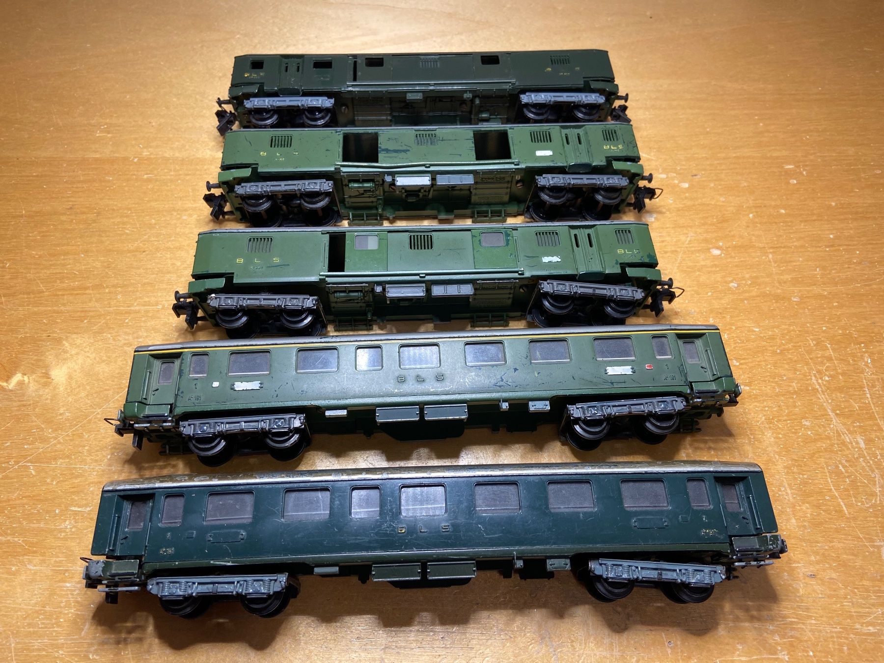 Trix Modelleisenbahnen: 5 Trix Express BLS Wagen – Gebraucht aus Basel von Relaphe