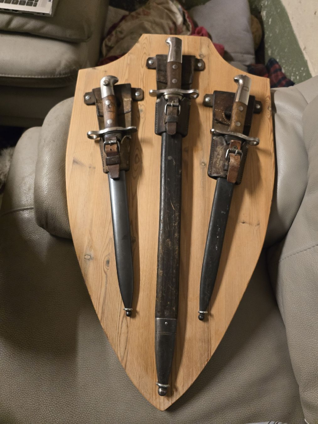 Schweizer Armee Stichwaffen: Schweizer Bajonette mit Wandtafel (D) – Gebraucht aus Rorschach von TimelessTrading