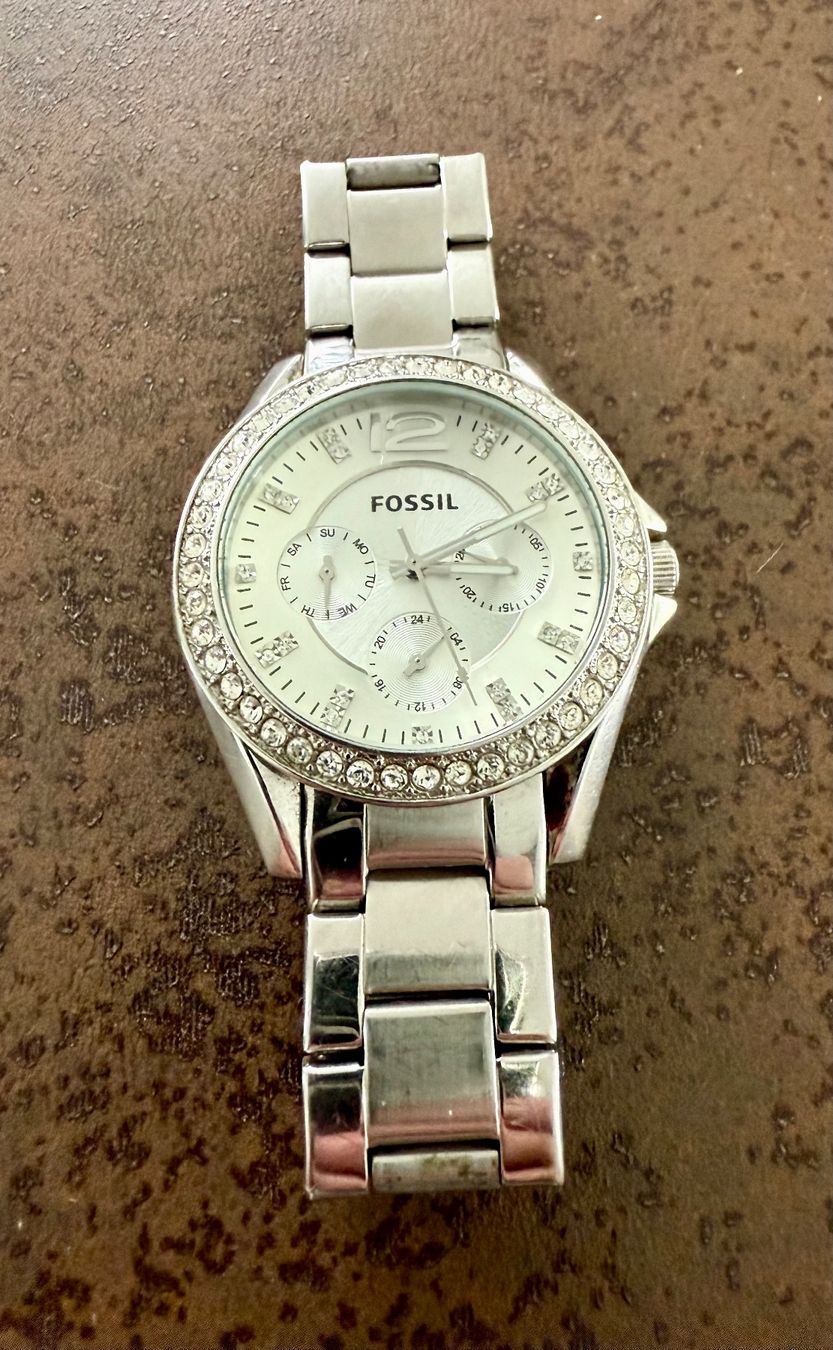 Fossil Damenuhr mit Strass Zeitlos schick für den Sommer