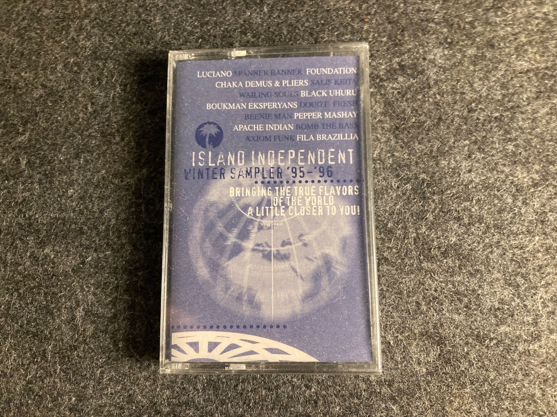 Musicassette: Various - Island Independent Winter Sampler '95-'96 (MC) – Nuovo e nell'imballaggio originale da Fribourg venduto da Karushi